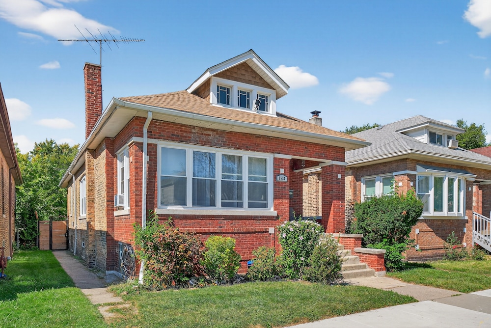 Chicago Getaway With Pool Table & Modern Comfort 3 Bedroom Home