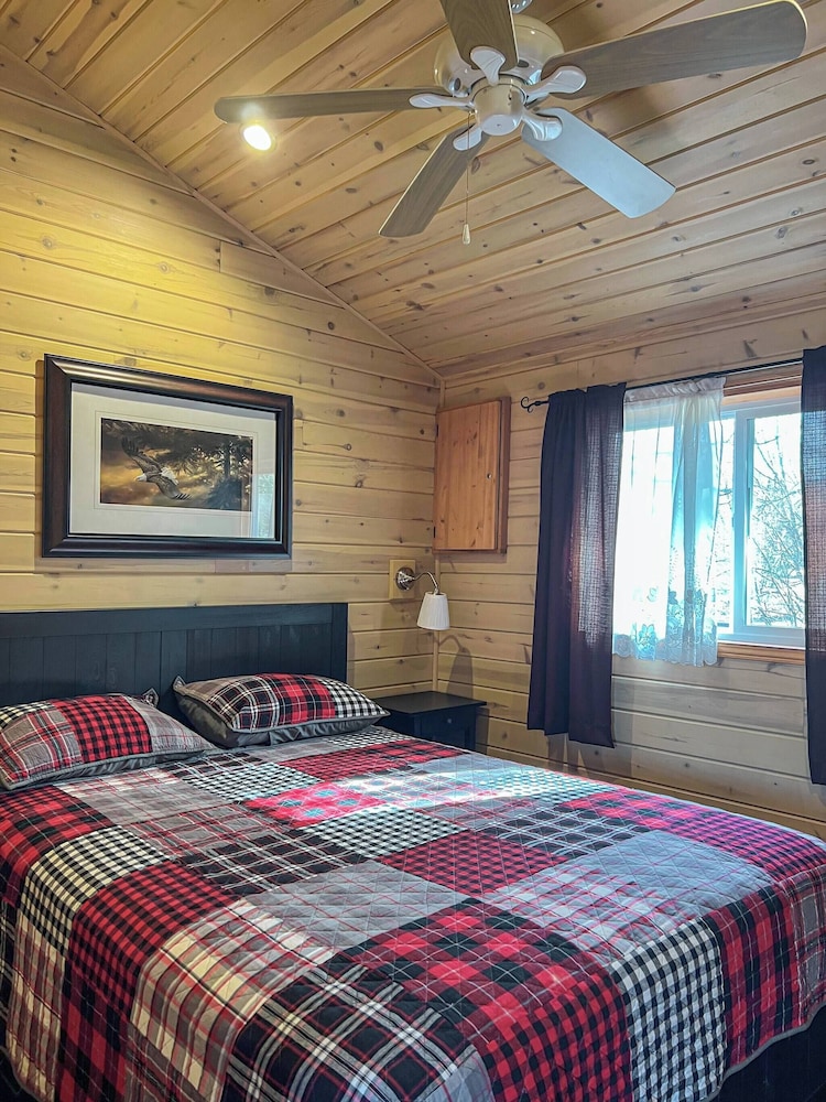 Ahmic Lake Resort's Black Bear Cottage