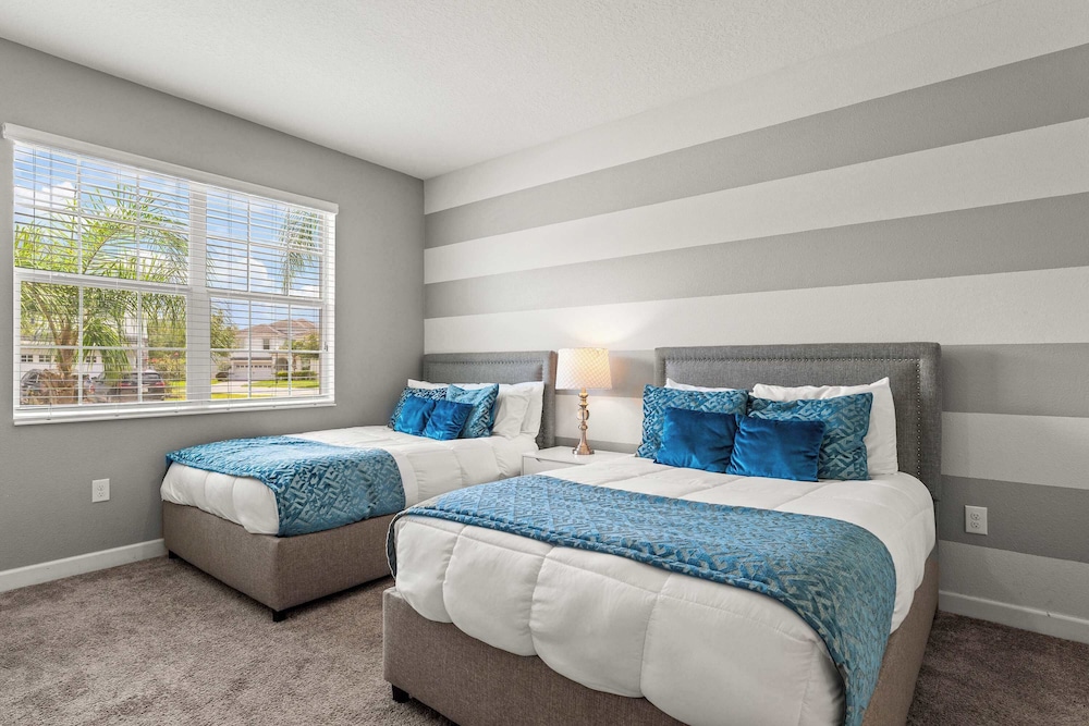 Resort Vibes At Championsgate - Home for 14 With Private Lanai