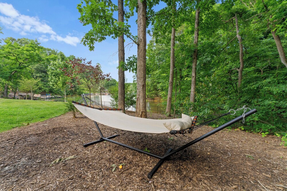 Take it to the Bank! by Avantstay New Pool + Hot Tub Sleeps 16 view 5