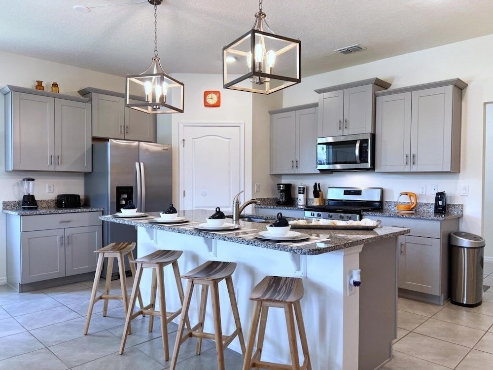 Beautiful 5 Bed Pool Home With Game Room-7543ol 5 Bedroom Home