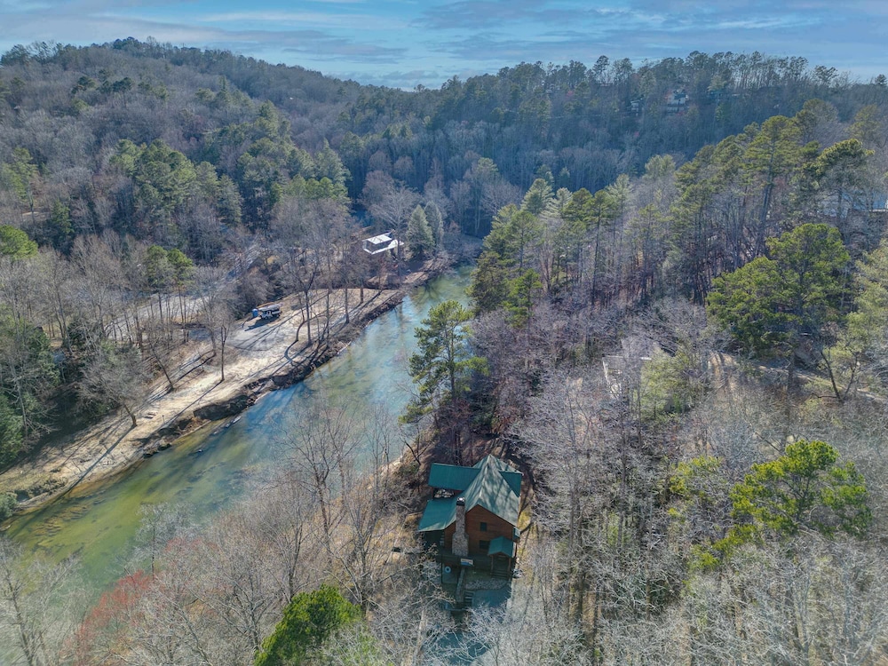 New! Riverfront Retreat Sleeps 12 Ellijay