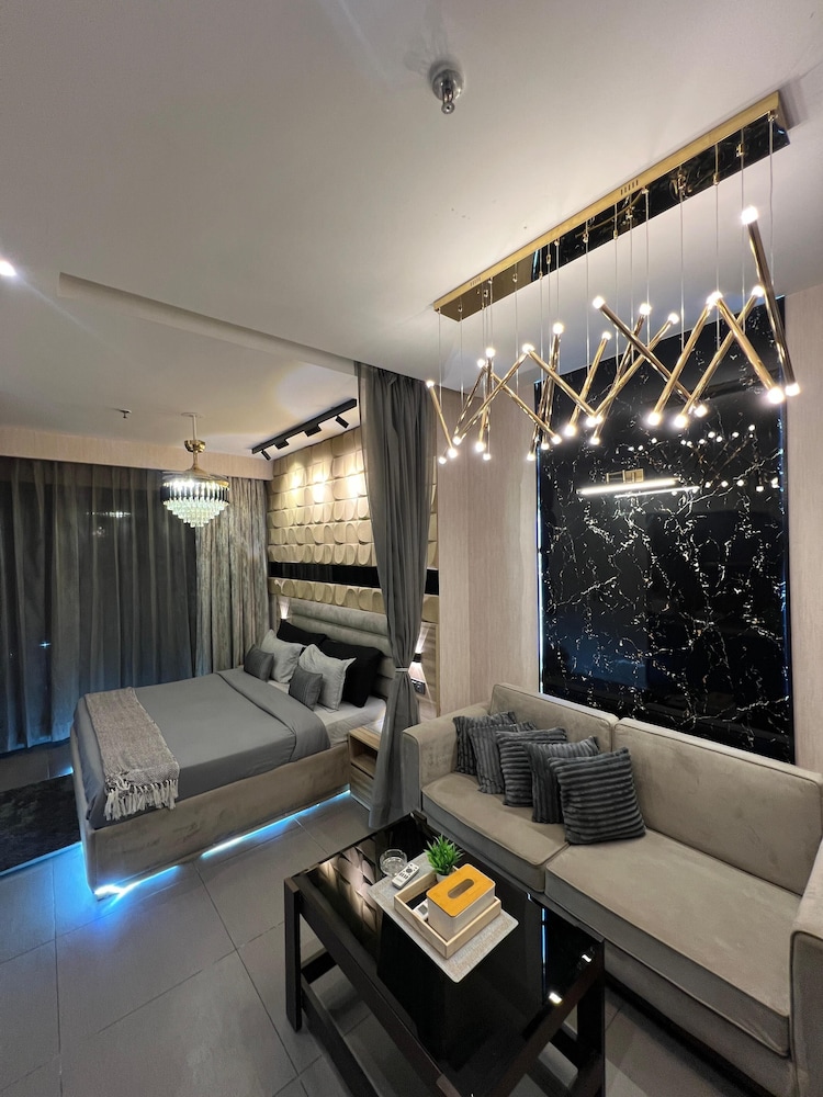 41 Floor River View - TheRoomeraStay