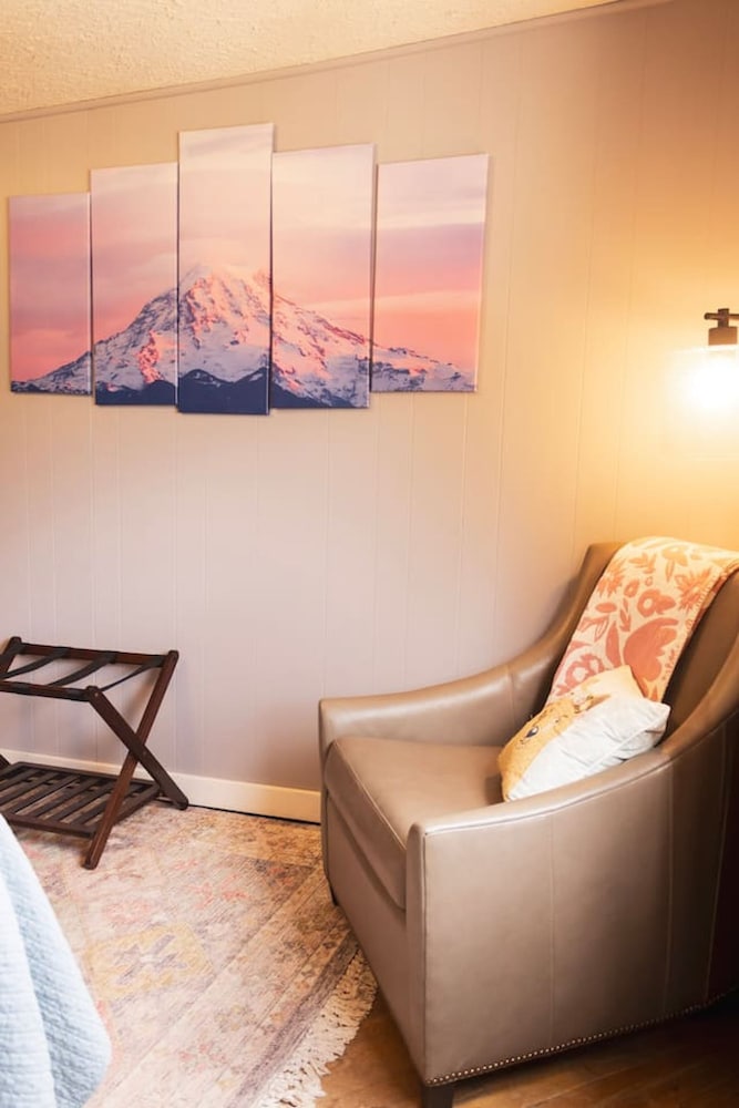 Kendal Room Cozy Mountain Lodge Retreat