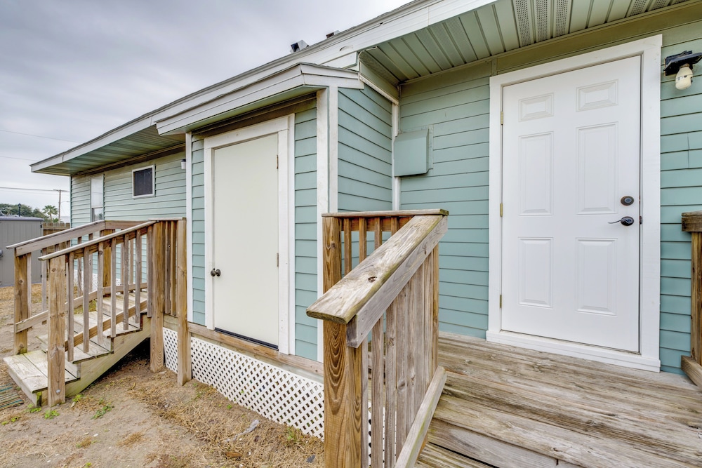 Walk to Beach & Pier: Updated Abode in Rockport!