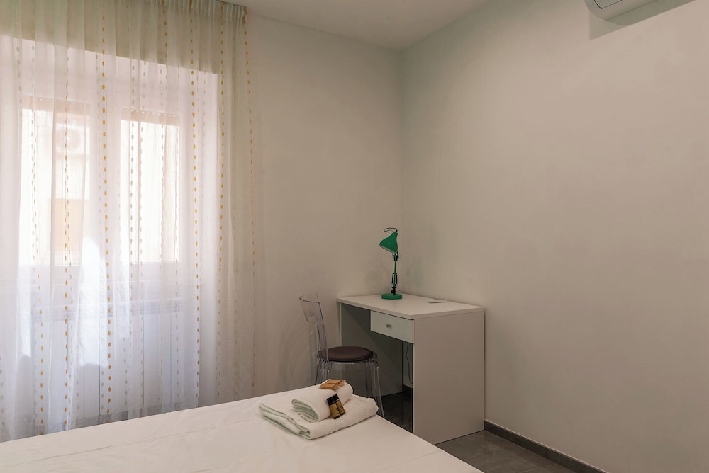 JOIVY Delightful 3-bed Flat with Balcony