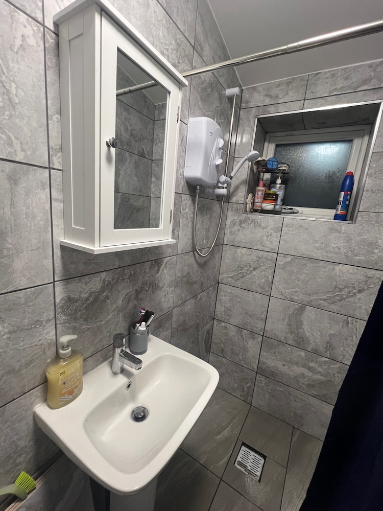 Cosy 1 Bed Retreat in Walsall - Wifi & Parking