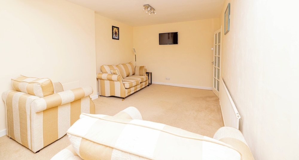 3 Bed - Sleeps 4 - Free Parking - Private Garden