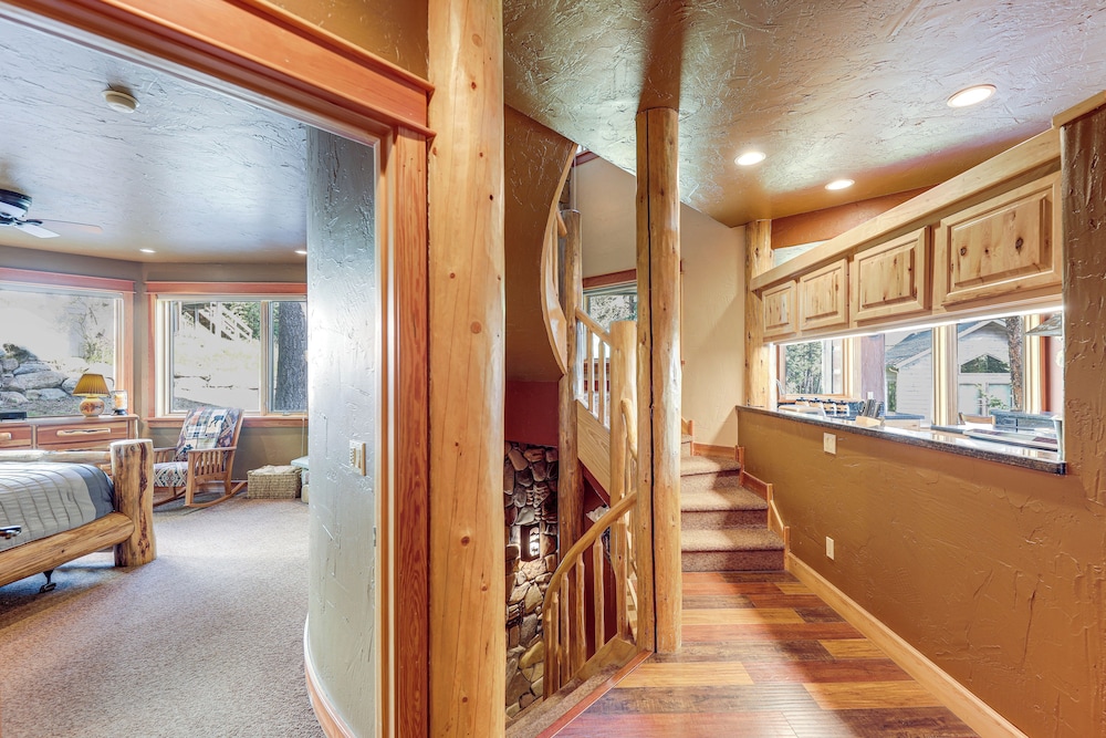 Ski-in/out, Hot Tub: Spacious Retreat in Whitefish