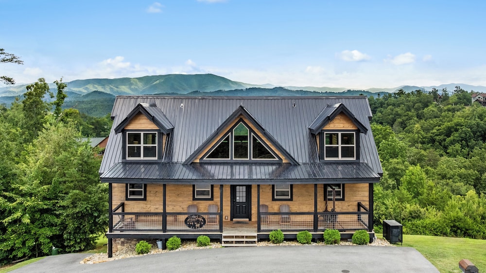 Amazing View Cabin w Gameroom Hot Tub Fire Pit