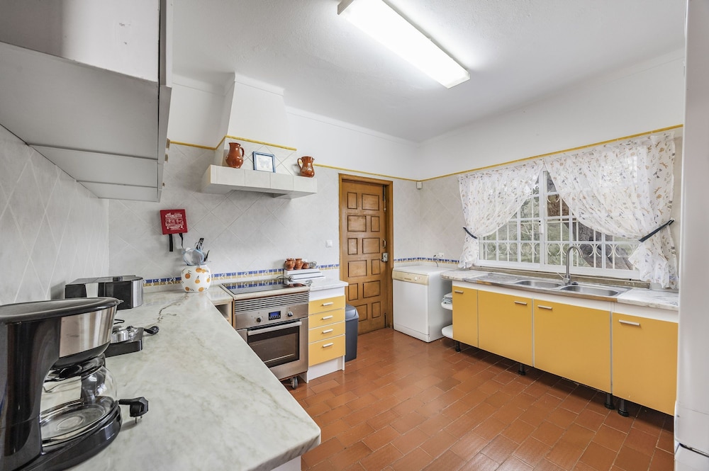 Muxima in Quelfes With 3 Bedrooms and 2 Bathrooms