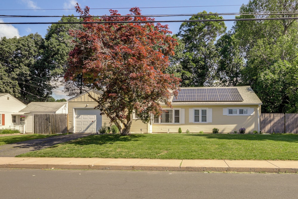 10 Mi to Hartford: Family Home w/ Yard
