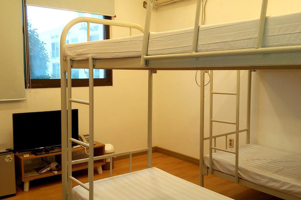 Geomunoreum Hostel