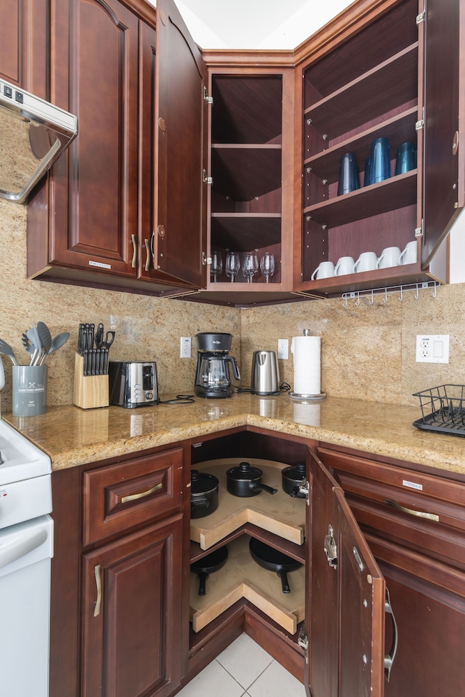 Elegant Retreat Modern Comforts, Prime Location
