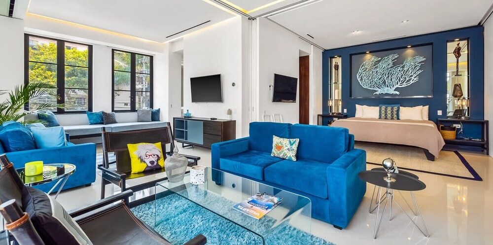 Stylish King-bed Unit - Pool - Ocean View - Gym