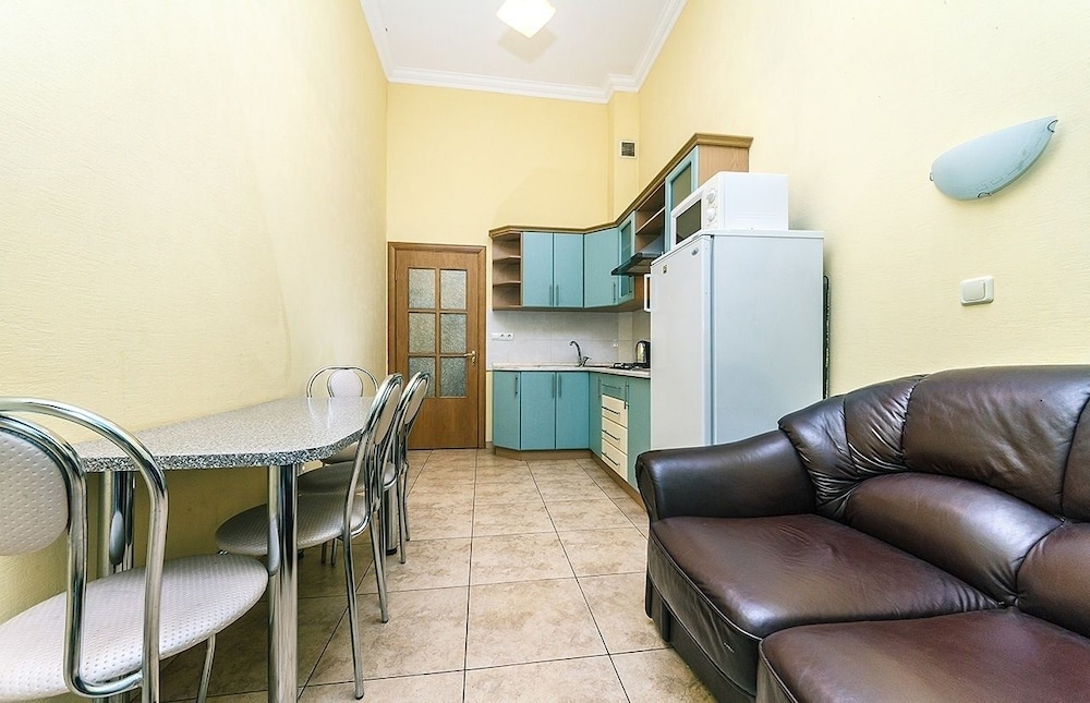 Hotrent Baseina Street Area