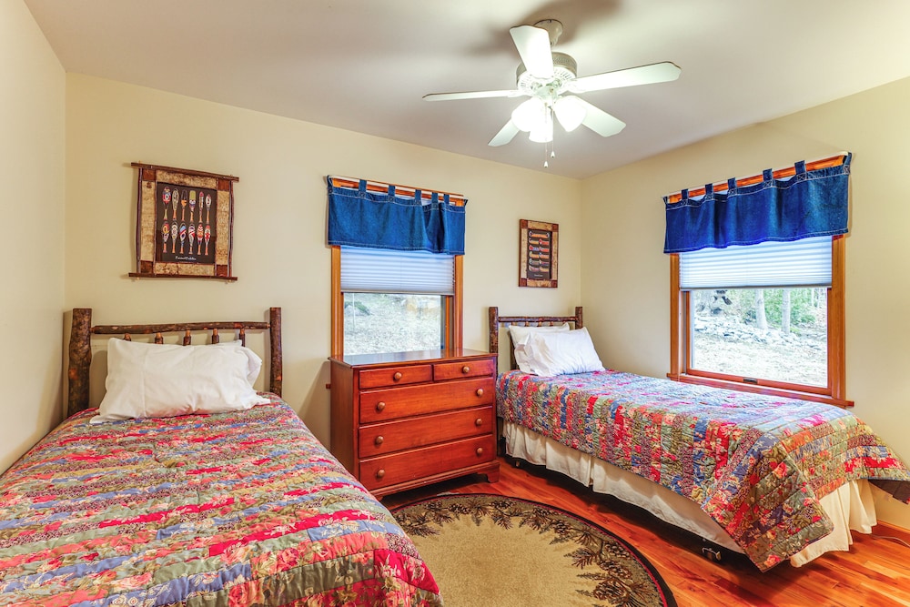 'sweet Serenity' Schroon Lake Family Retreat!