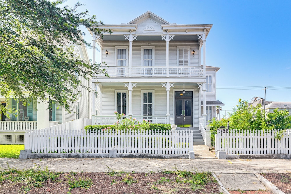 1 Mi to Beach: Historic Retreat in Galveston