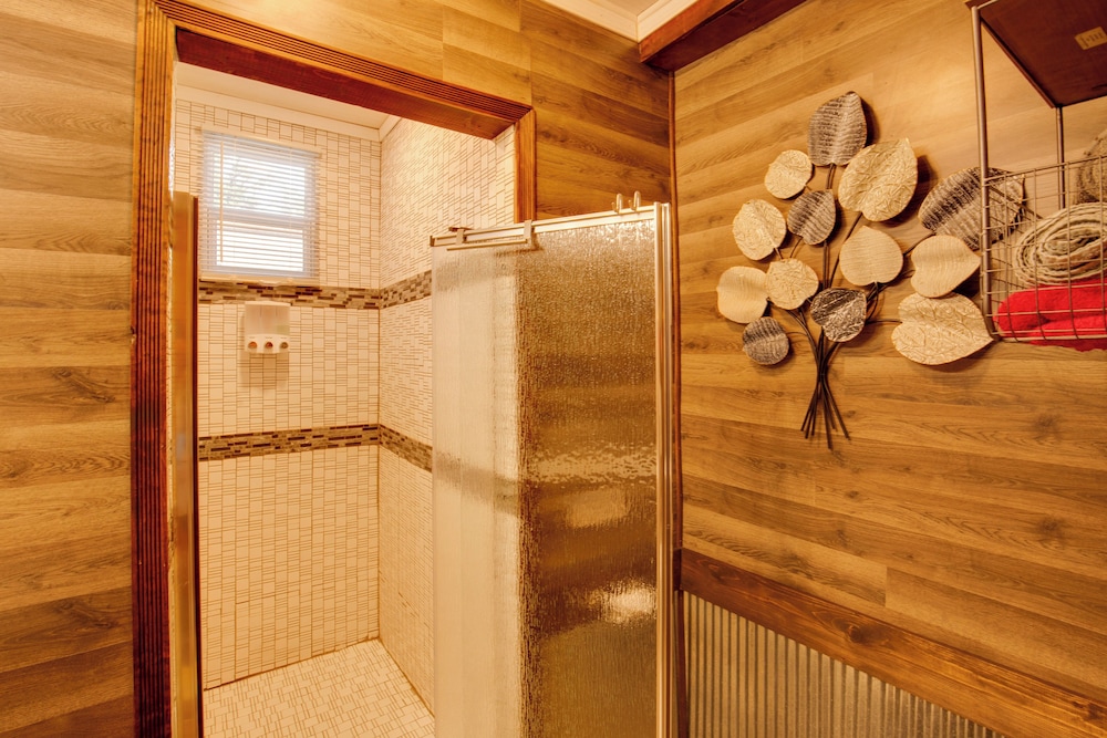 'bayview' - Lakefront Family Cabin in Odessa!