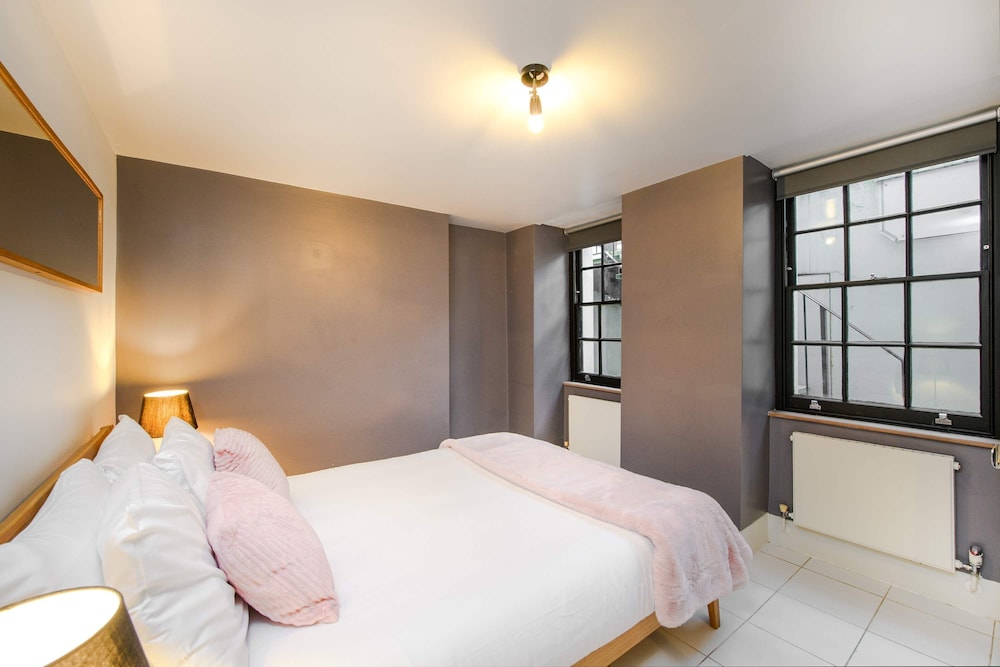 Central Cove - Fitzrovia - by Frankie Says
