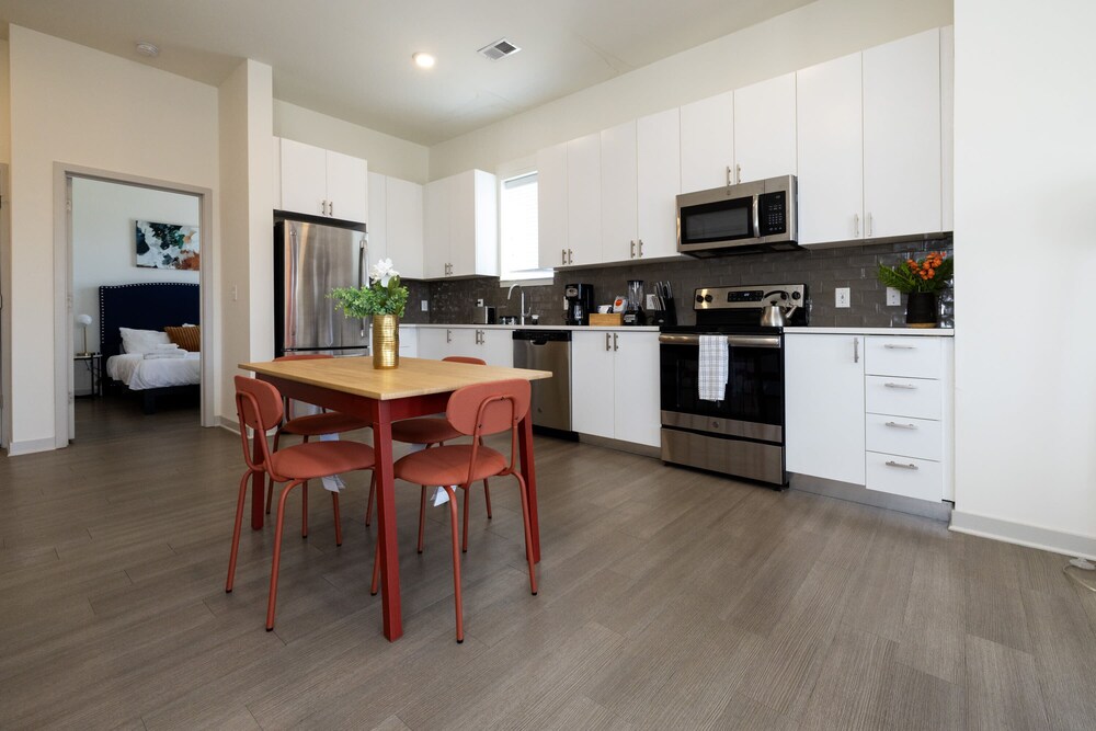 Louisville Vacations - TWO Stunning Nulu CozySuites - Property Image 20
