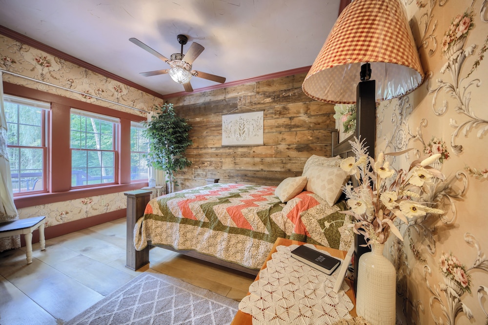 Willow Brook Getaway: Hot Tub, Deck in Mifflinburg