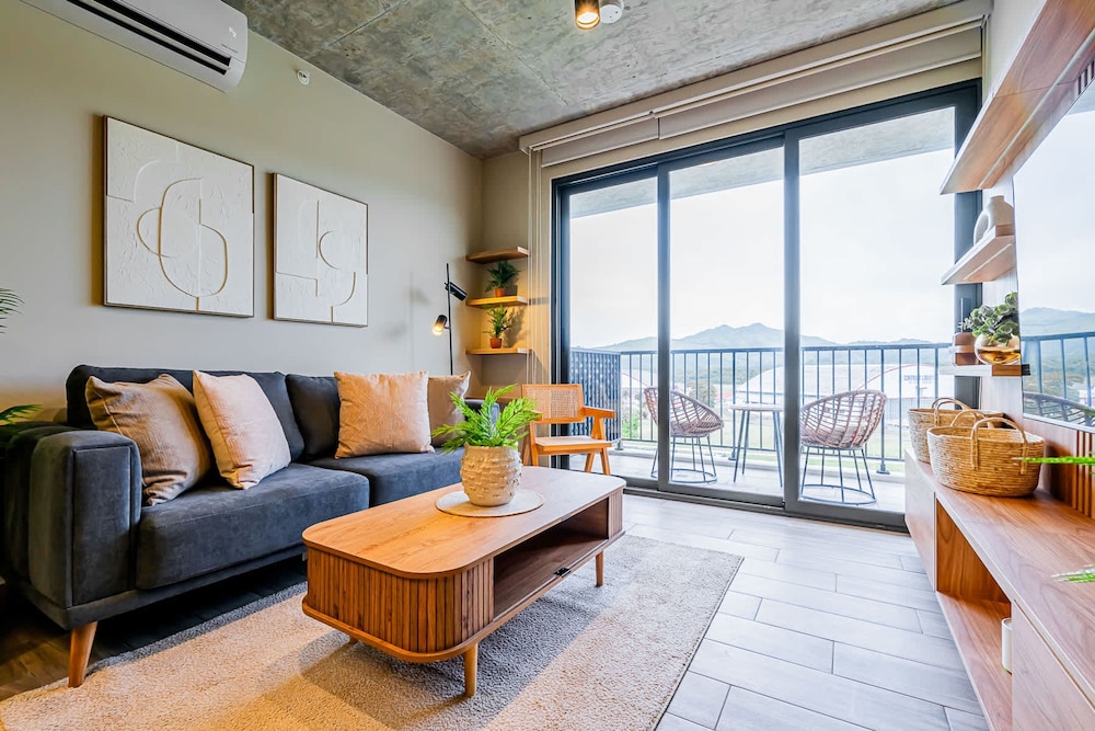 w Trendy 2BR w Balcony in the Heart of Centriqo