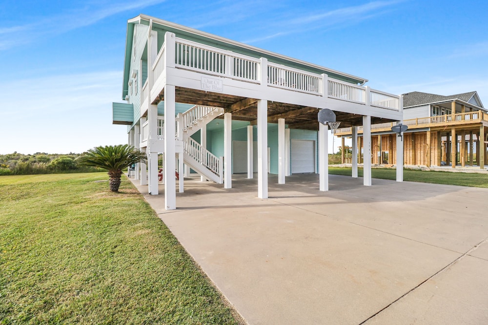 Out Of The Blue 5 Bedroom Home by RedAwning