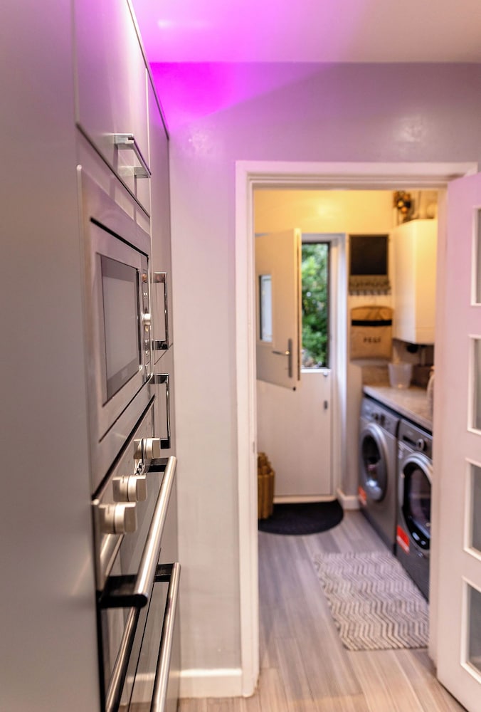 Beautiful Wythenshawe Home Near Airport With Garden & Parking Sleeps 5
