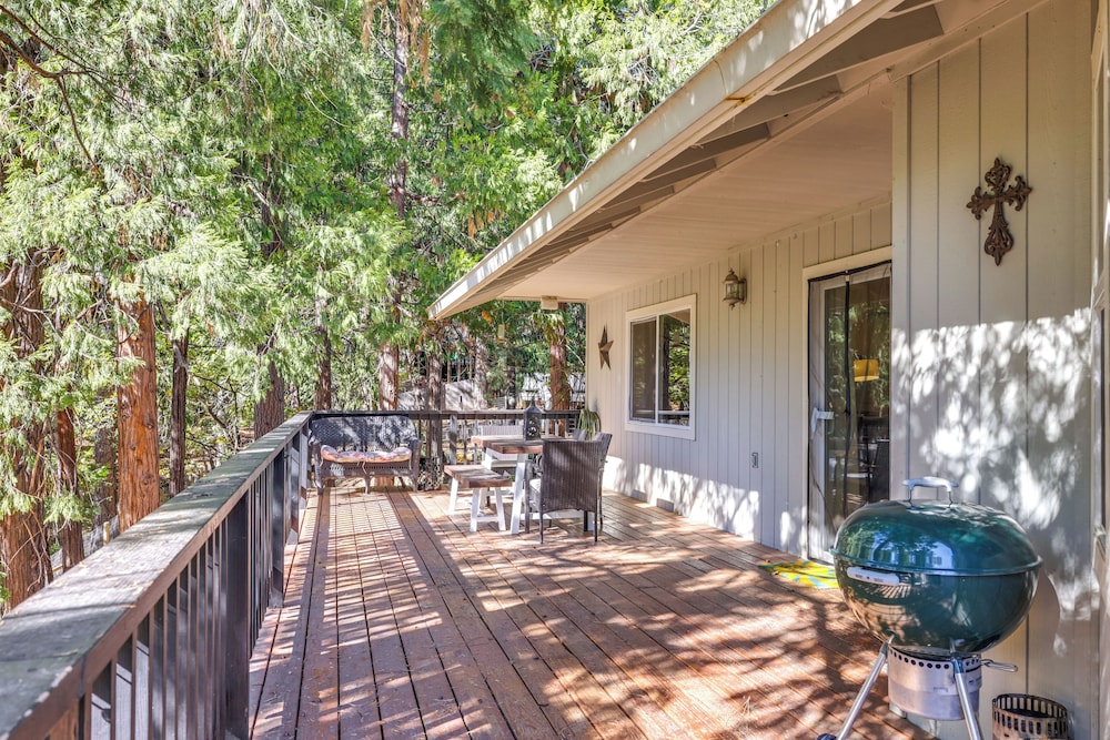 Forest-view Retreat: Grill & Fireplace in Sonora