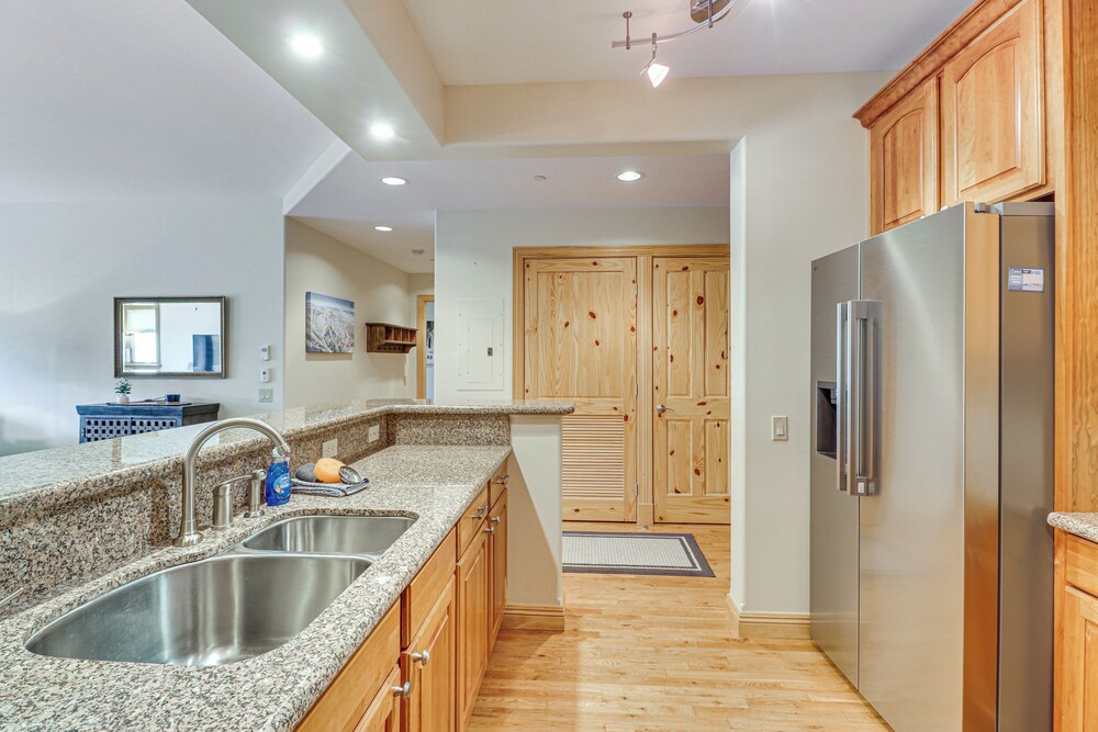 2 Mi to Angel Fire Resort: Luxury Condo w/ Balcony