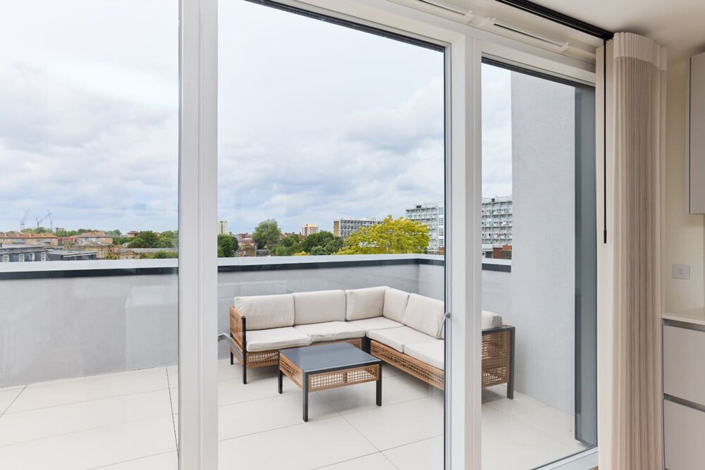 The East London Mile Quarters - Trendy 3bdr Flat With Balcony