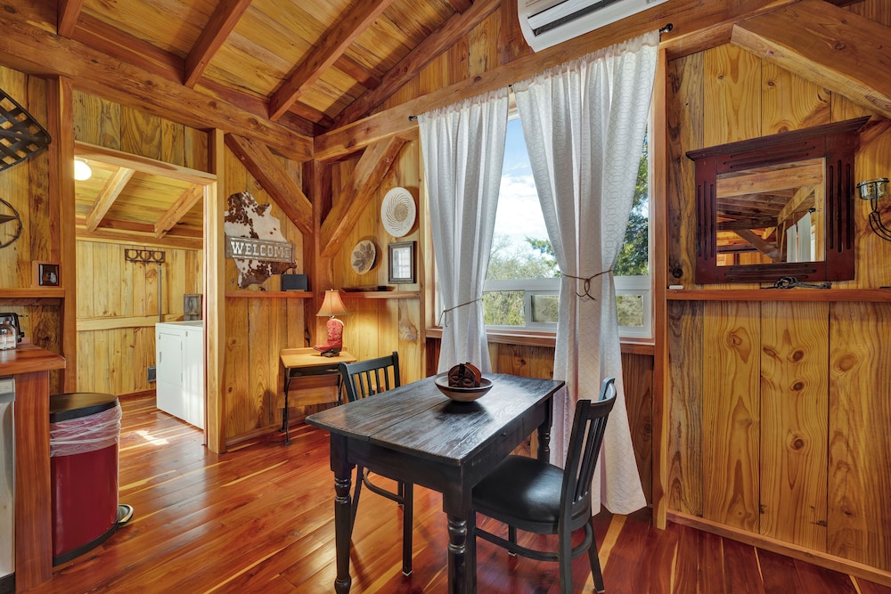Texas Sawmill Cabin W/hot-tub, Pet-friendly, Minutes to Downtown!