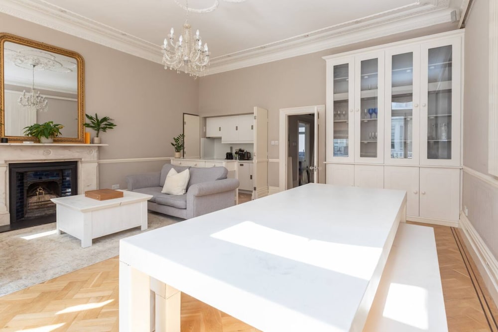 Charming 1BD Flat With Balcony - Kensington