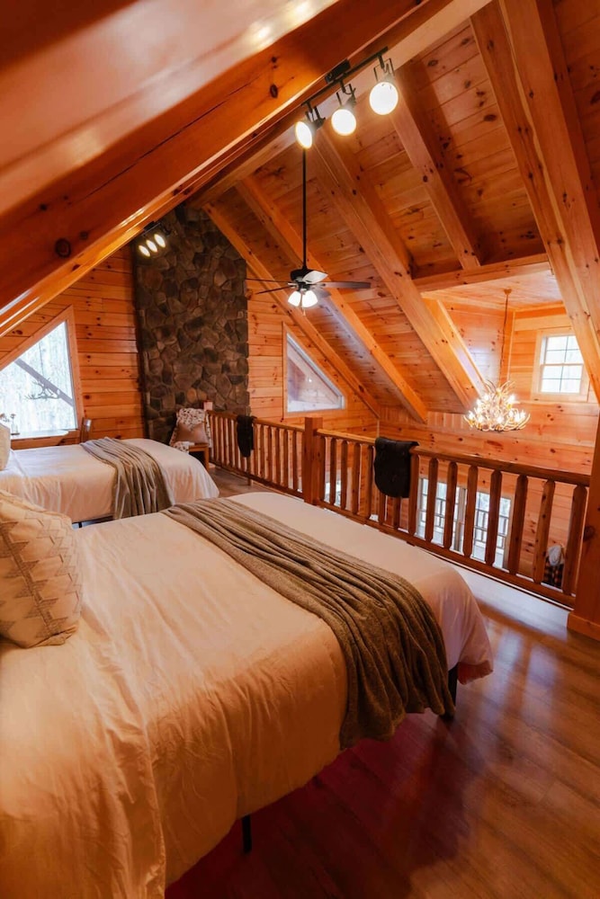 Sleeps 16! Luxury Cabin With Game Room & Hot Tub