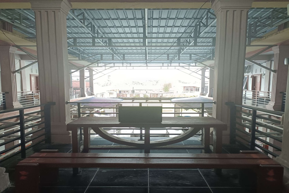 Penthouse-5 Guests-balcony-aircon-parking view 2