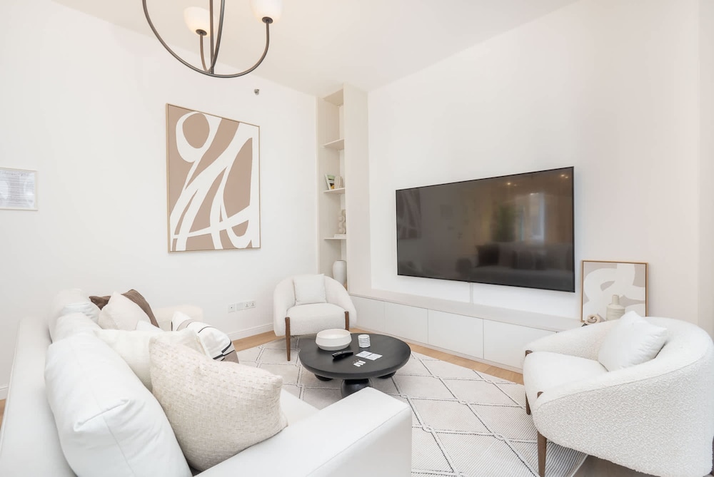 Bright and Airy 1-bedroom Apartment Perfect for 4 in Dubai Marina