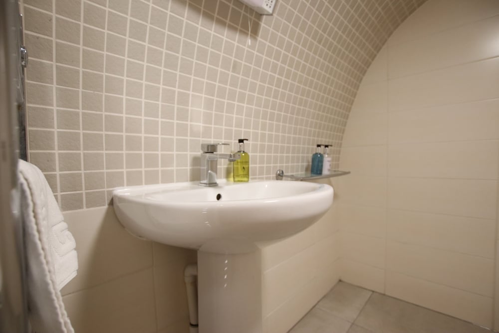Charming Flat With Private Patio in Clifton view 2