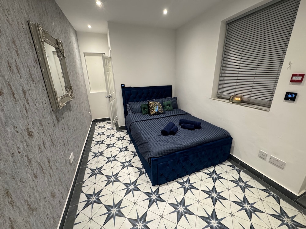 Gloucester - Apartment - Sleeps 2 - Parking - 97ws