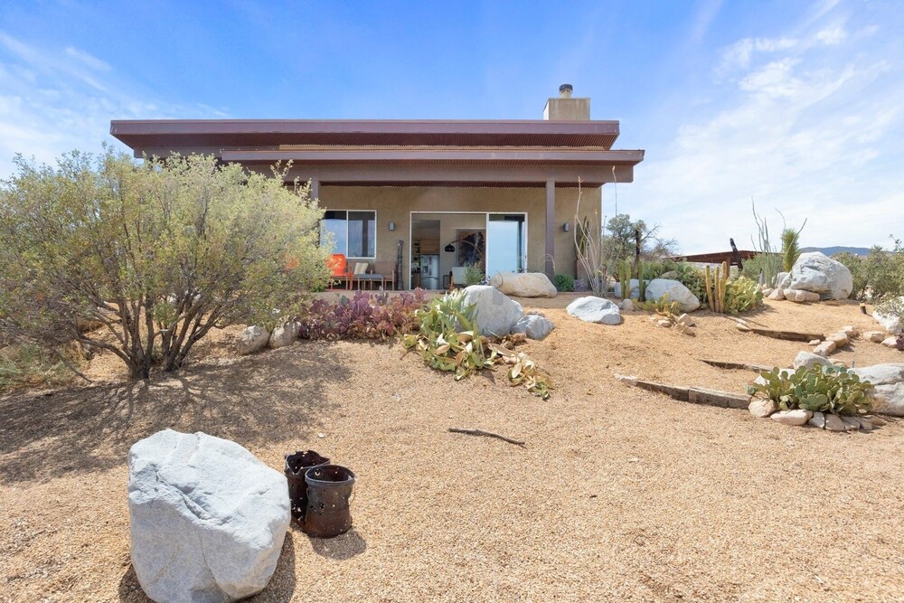 Jackalope Junction-pool, Hot Tub, Fire Pit, Bbq & Desert Views! 2 Bedroom Home by RedAwning