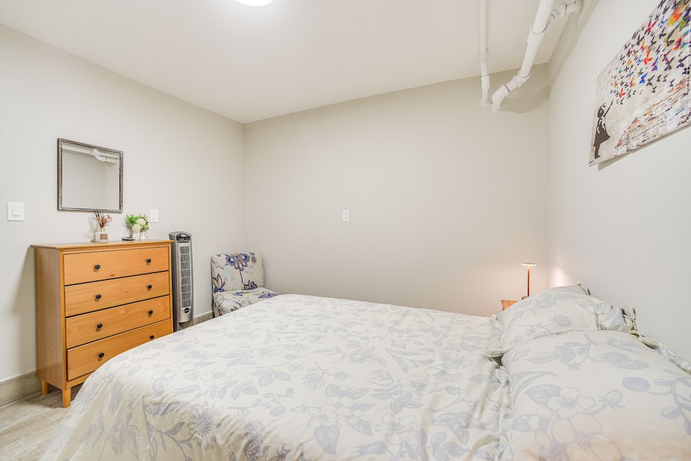 Downtown Albany Apartment: Walk to Capitol! view 2