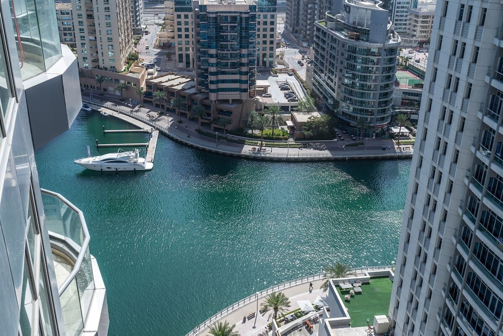 Refined 1BR Retreat in The Point Tower - Marina