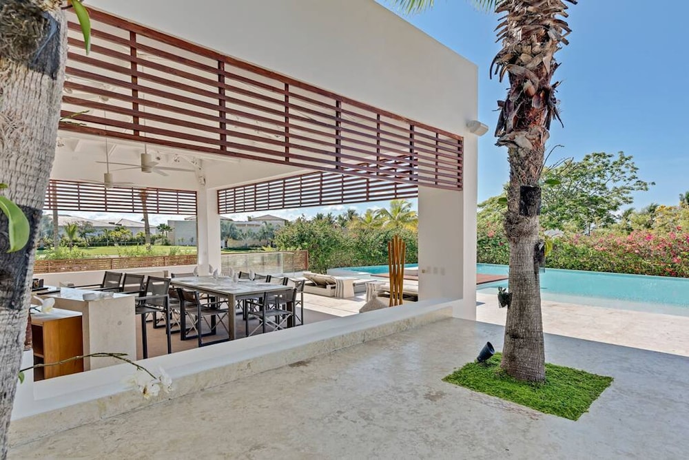 Modern Oasis Stunning Views of Golf Course River