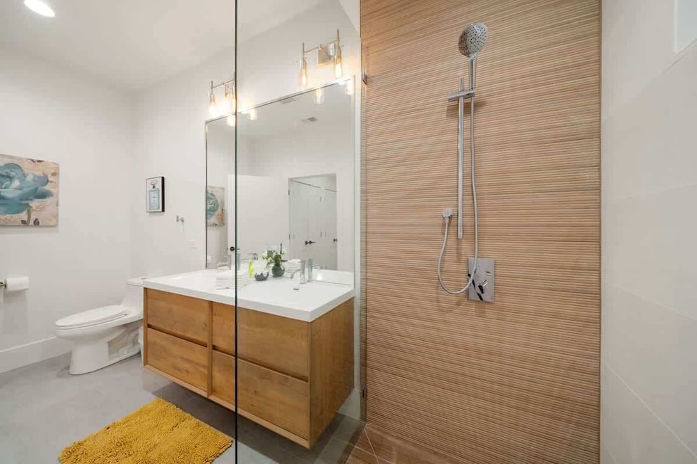 New Two Bed Condo by United Center With Balcony
