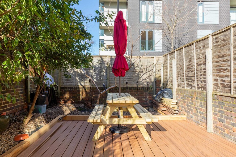 Serene 2BD Flat W/private Patio Old Street!