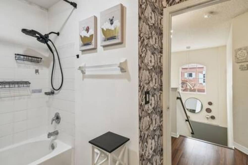 Lake Berkley 4BR Villa - Near Disney & Pool
