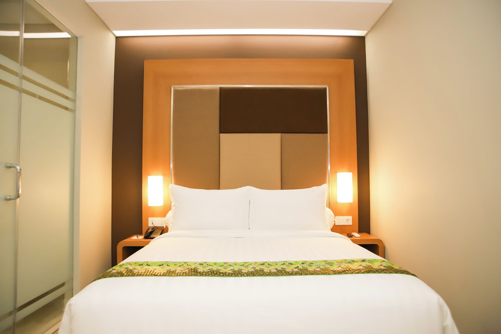 Front One Hotel Papua Lestari