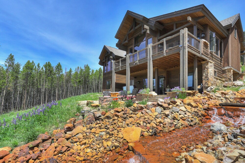 Three Sisters Lookout 5 Bedroom Home