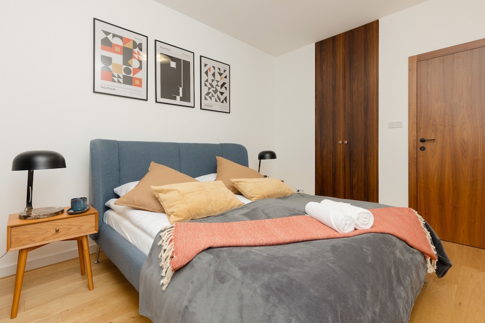 Sunny & Elegant Apartment by Renters view 4