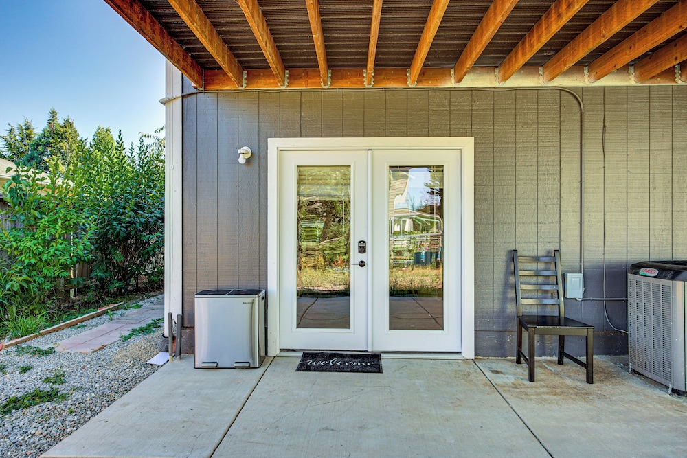1 Mi to Puget Sound Shores: Modern Des Moines Apt!